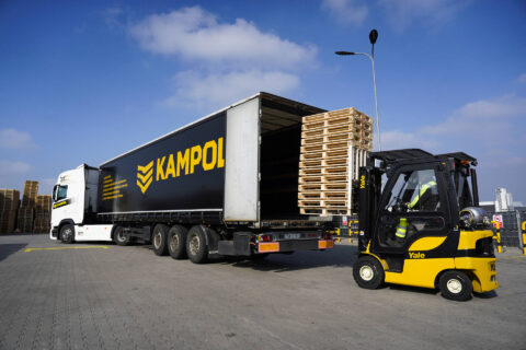 Entladen von Paletten aus einem Lastwagen mit der Aufschrift Kampol